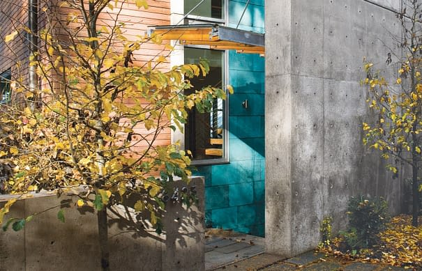 Hansen Road House, Entry