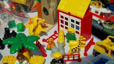 zoo-themed lego set with bear, giraffe, tiger, seals, dinosaurs, zookeeper, doctor, and police